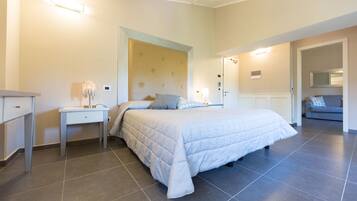 Classic-Vierbettzimmer | Zimmersafe, Schreibtisch, kostenloses WLAN, Bettwäsche