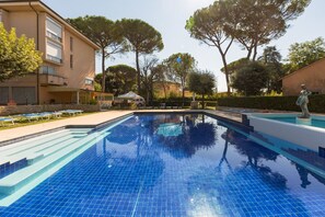 Una piscina al aire libre de temporada (de 09:00 a 19:00), tumbonas