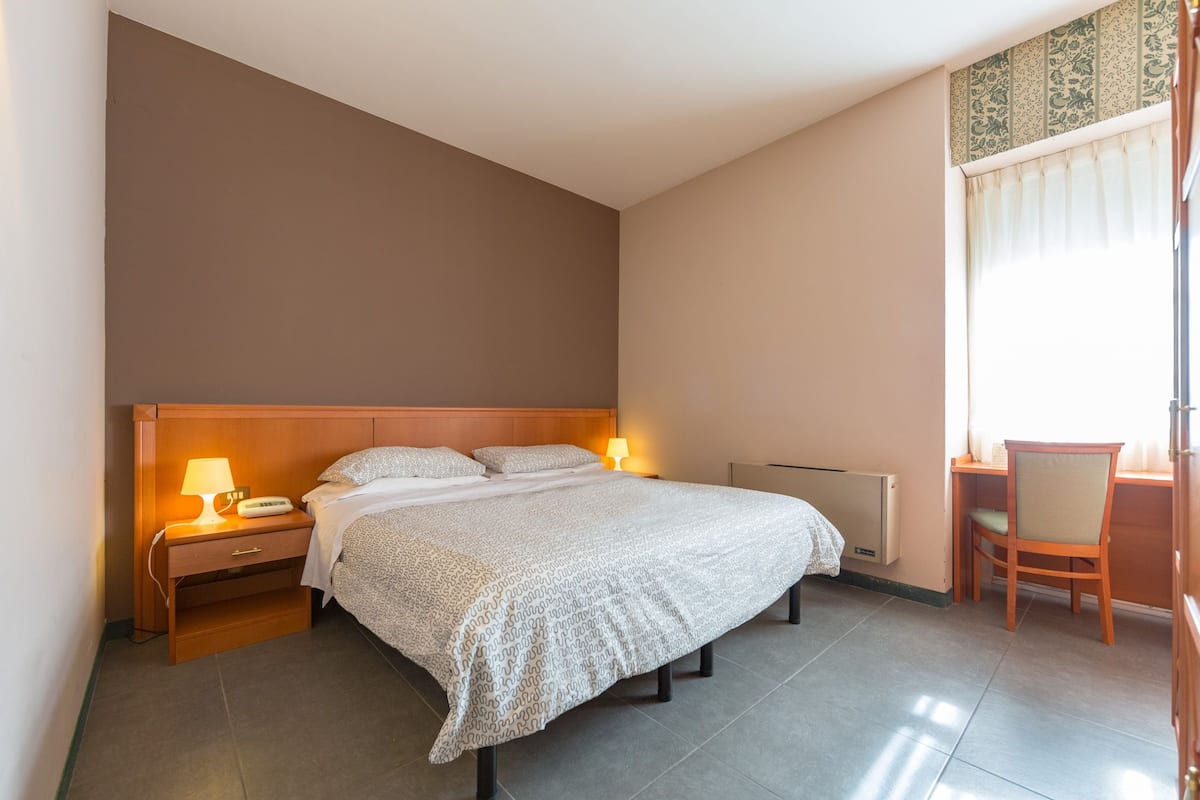 Klassieke eenpersoonskamer | Een kluis op de kamer, een bureau, gratis wifi, beddengoed