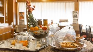 TĂ€gliches inbegriffenes FrĂŒhstĂŒcksbuffet