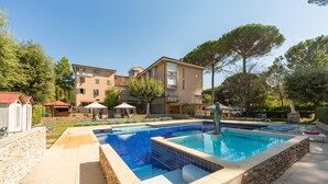 Seasonal outdoor pool, open 9:00 AM to 7 PM, sun loungers - Hotel Miro' (Montecatini Terme)
