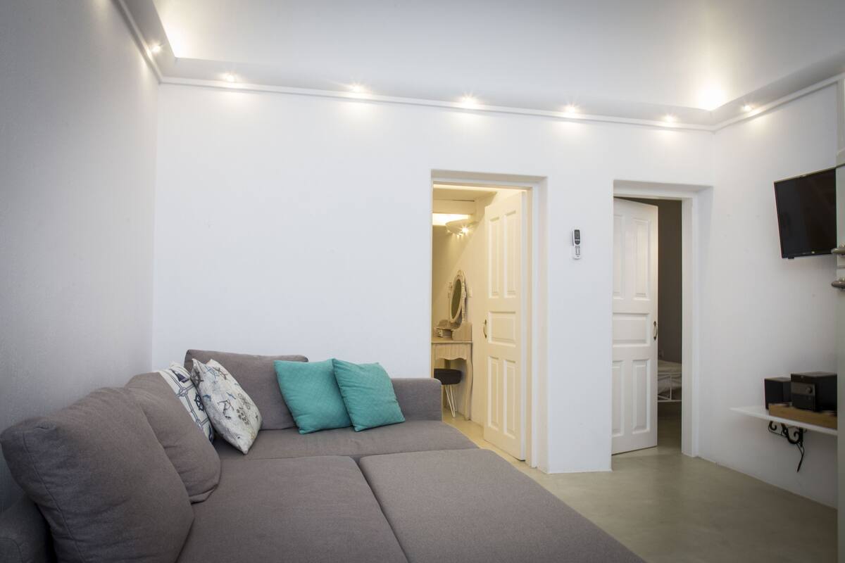 Caja de seguridad en la habitación, muebles diferentes y escritorio
