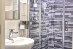 Executive Triple Room, Balcony | Bathroom | Shower, rainfall showerhead, hair dryer, bidet - President Suites (Naples)
