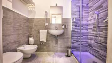 Classic-Doppelzimmer | Badezimmer | Dusche, Regendusche, Haartrockner, Bidet