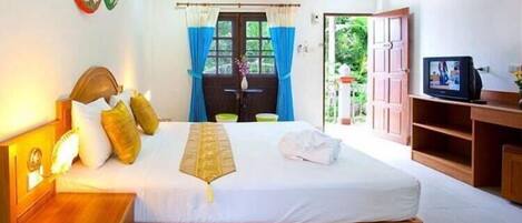 Habitación doble estándar | Caja de seguridad en la habitación y escritorio