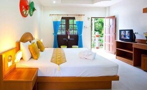 Habitación doble estándar | Caja de seguridad en la habitación y escritorio 