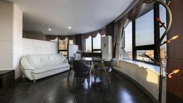 Royal Suite (C) | Premium bedding, free WiFi