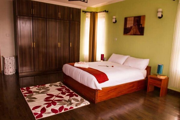 Executive Apartment, 3 Bedrooms, Ensuite, City View | 3 bedrooms, blackout drapes, iron/ironing board, free WiFi