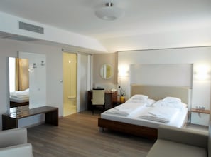 Suite | Minibar, in-room safe, soundproofing, iron/ironing board