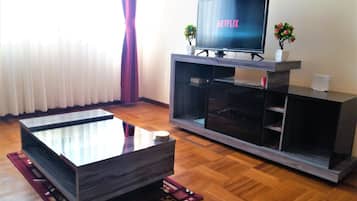 Comfort Apartment, 1 Bedroom, Refrigerator & Microwave (Atomium Apartment) | Living room | Flat-screen TV, Netflix