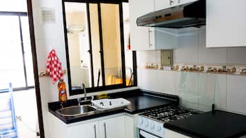 Comfort Apartment, 1 Bedroom, Refrigerator & Microwave (Atomium Apartment) | Dapur peribadi | Peti sejuk/penyejuk beku saiz penuh, ketuhar gelombang mikro, ketuhar
