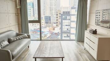 Departamento, 3 habitaciones | Área de sala de estar | Televisión de pantalla plana