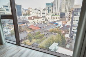 Apartamento, 3 quartos | Área de estar | TV de tela plana