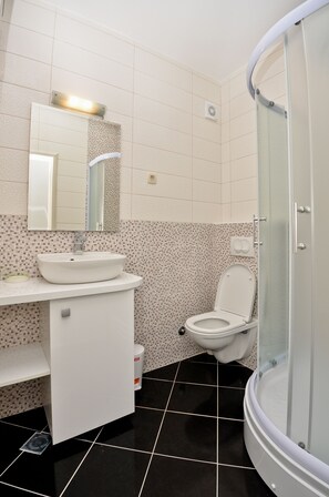 Apartment, 1 Schlafzimmer (Buda) | Badezimmer | Dusche, Haartrockner, Handtücher