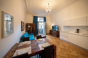 Apartamento familiar, 2 habitaciones, vistas a la ciudad | Zona de estar | Smart TV de 132 cm con canales digitales, Netflix