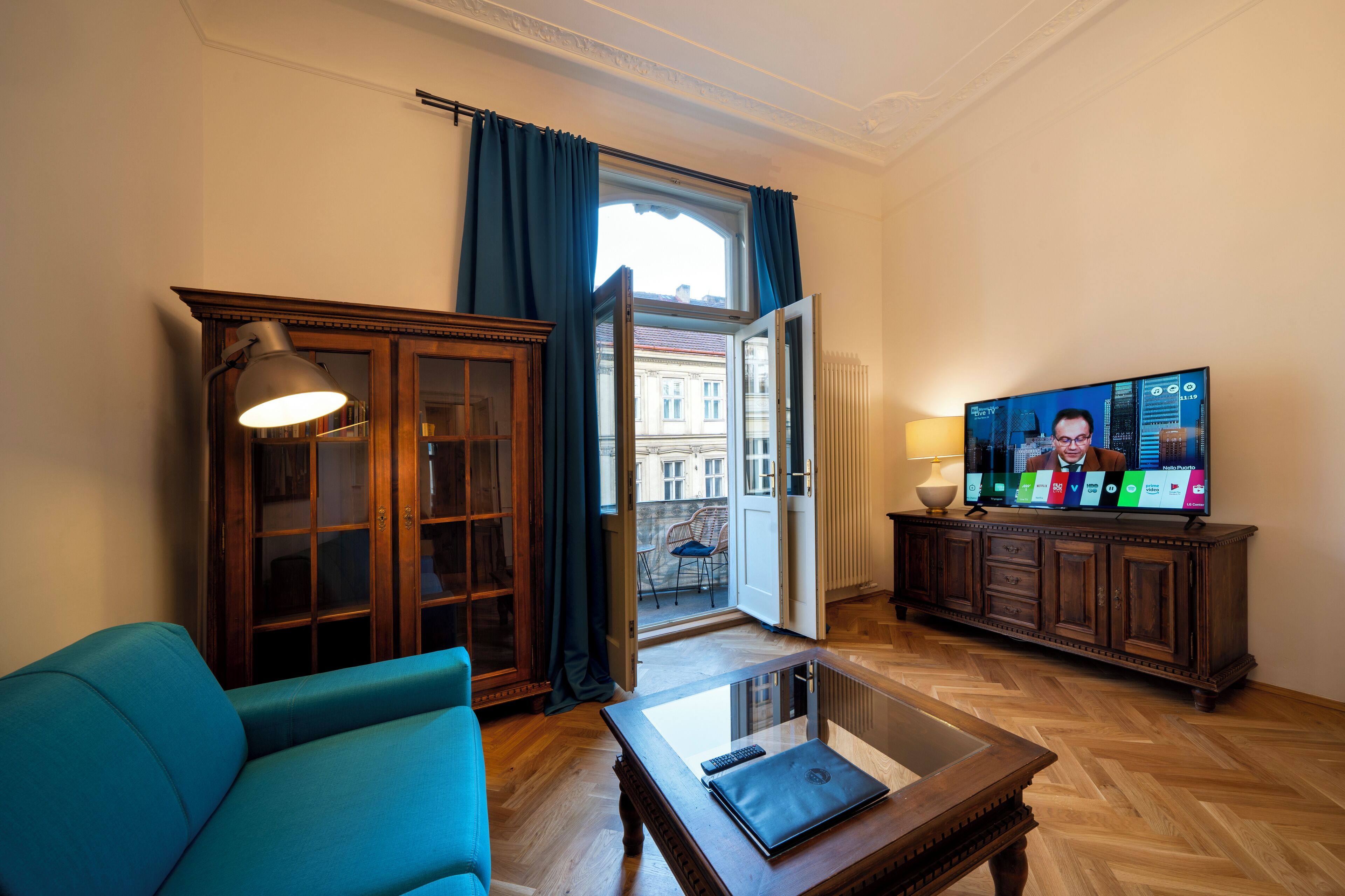 Appartamento familiare, 2 camere da letto, vista città | Area soggiorno | Smart TV 132 cm con canali digitali, Netflix, servizi in streaming