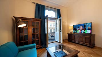 Appartamento familiare, 2 camere da letto, vista città | Area soggiorno | Smart TV 132 cm con canali digitali, Netflix, servizi in streaming