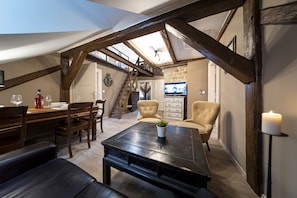 Comfort-Penthouse, 3 Schlafzimmer, 2 Bäder, Blick auf den Innenhof | Wohnbereich