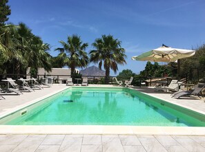 Außenpool, Sonnenschirme, Liegestühle
