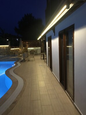 Seasonal outdoor pool, free pool cabanas, pool umbrellas