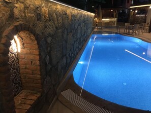 季節限定屋外プール、カバナ (無料)、プール パラソル