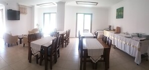 朝食 (ビュッフェ)、毎日提供 (無料)