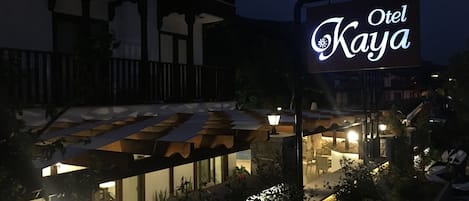 Vista frontal de la propiedad por la tarde o noche