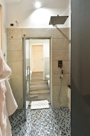 Suite, Jetted Tub | Bathroom | Free toiletries, hair dryer, slippers, bidet - Le Stanze di Elisa (Rome)