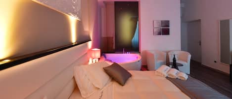 Suite, Jetted Tub | Free minibar, desk, soundproofing, iron/ironing board