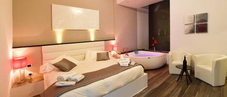 Artículos del minibar gratis, escritorio y insonorización