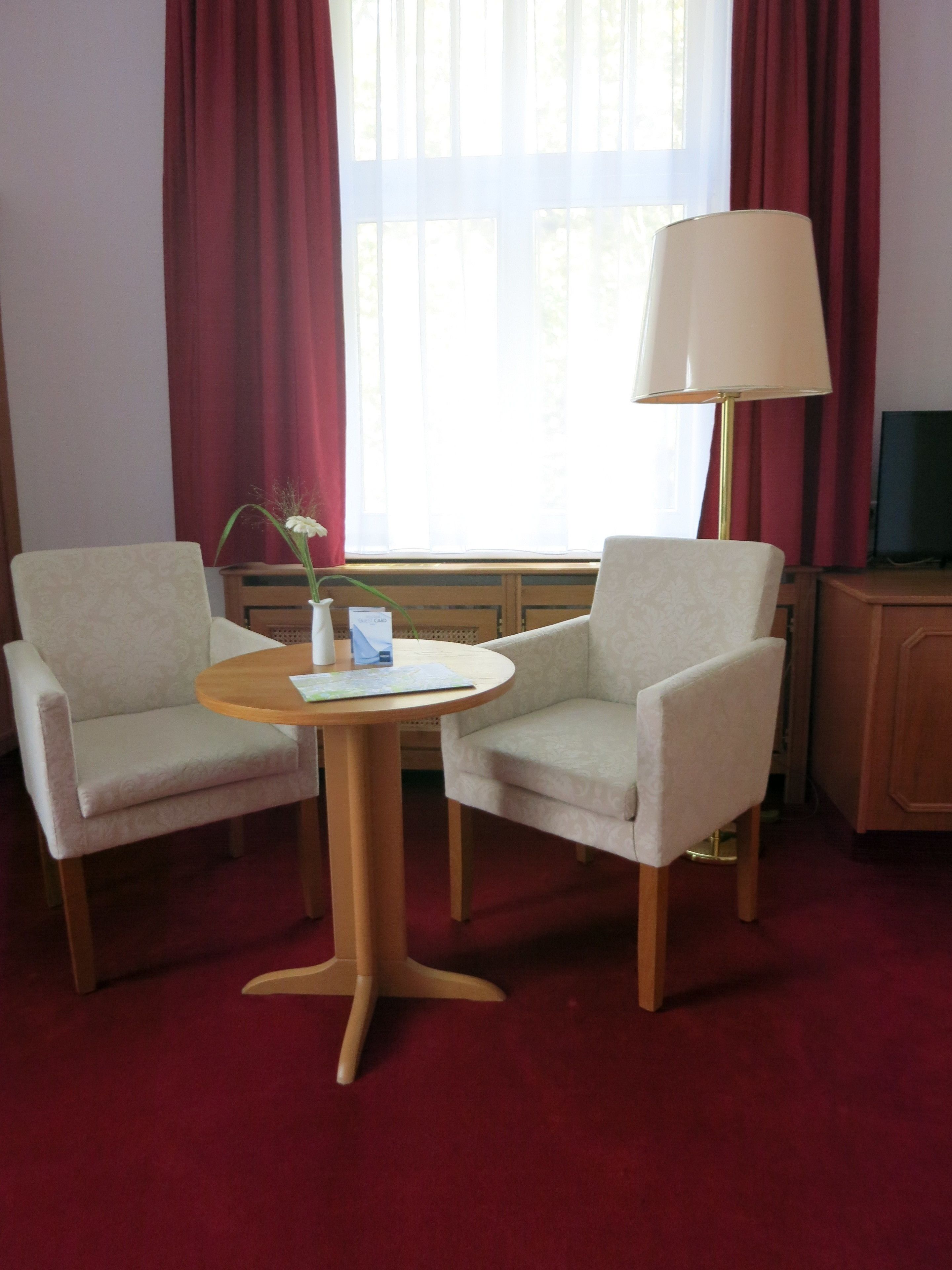 double room | living area | flat-screen tv