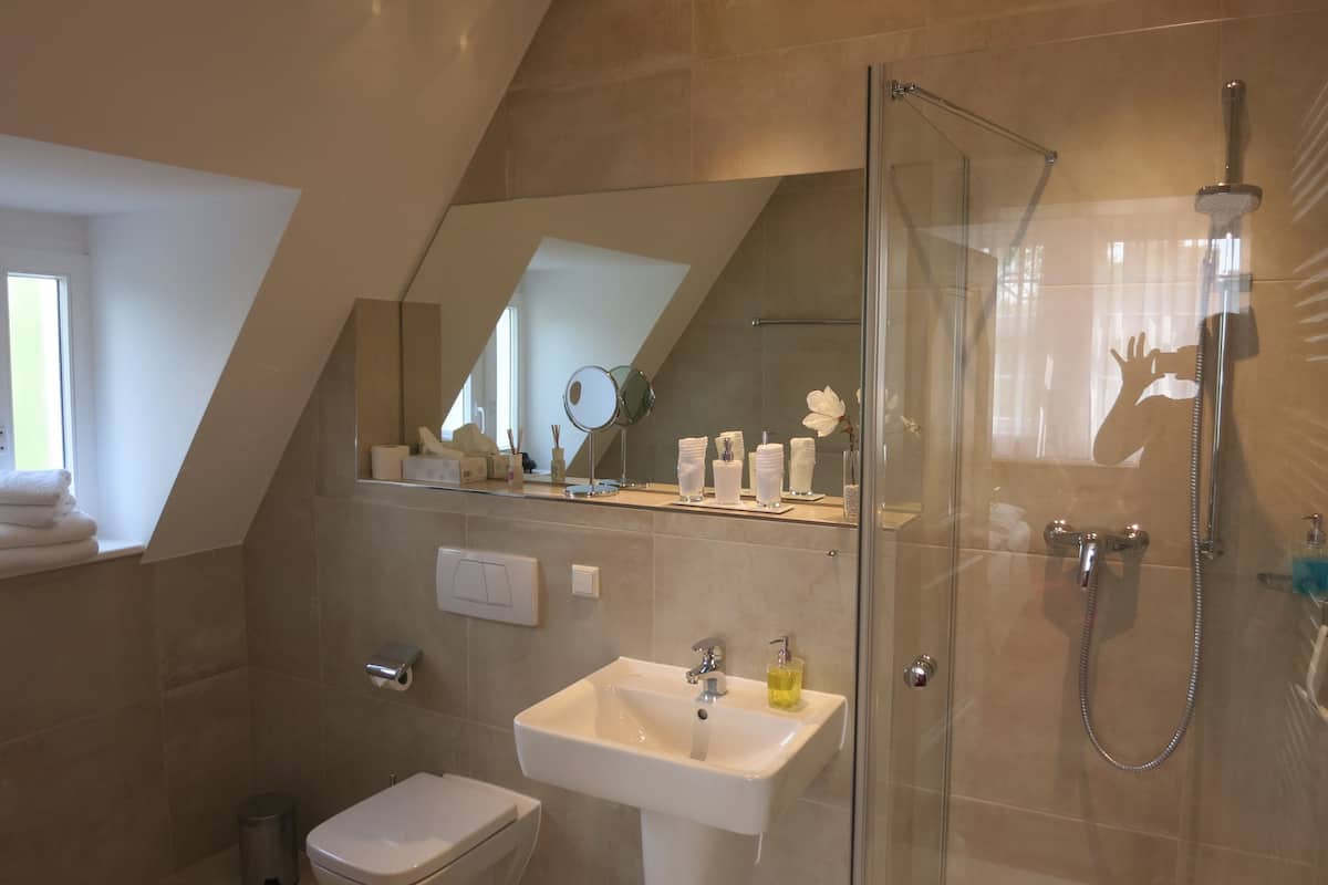 double room | bathroom | shower, free toiletries, hair dryer, towels