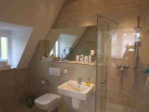 Double Room | Bathroom | Shower, free toiletries, hair dryer, towels - Gästehaus Leipzig (Leipzig)