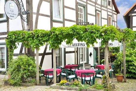 2 restaurantes; se sirve cocina regional . Hotel Schwalenberger Malkasten