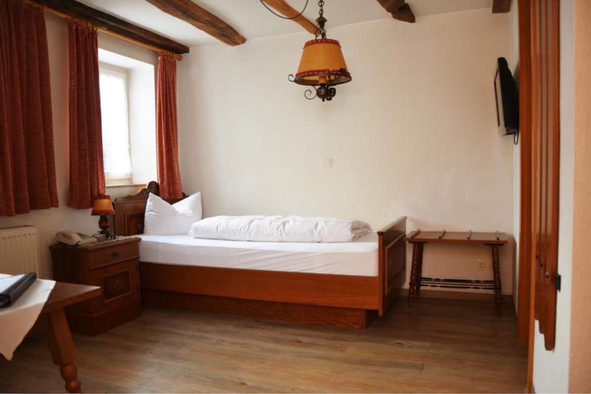 single room | in-room safe, cots/infant beds, rollaway beds, free wifi