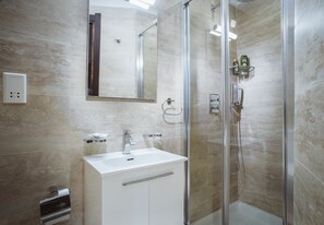 Comfort-værelse med dobbeltseng eller 2 enkeltsenge - ikke-ryger - balkon | Badeværelse | Bruser, brusehoved med spredningseffekt, designertoiletartikler