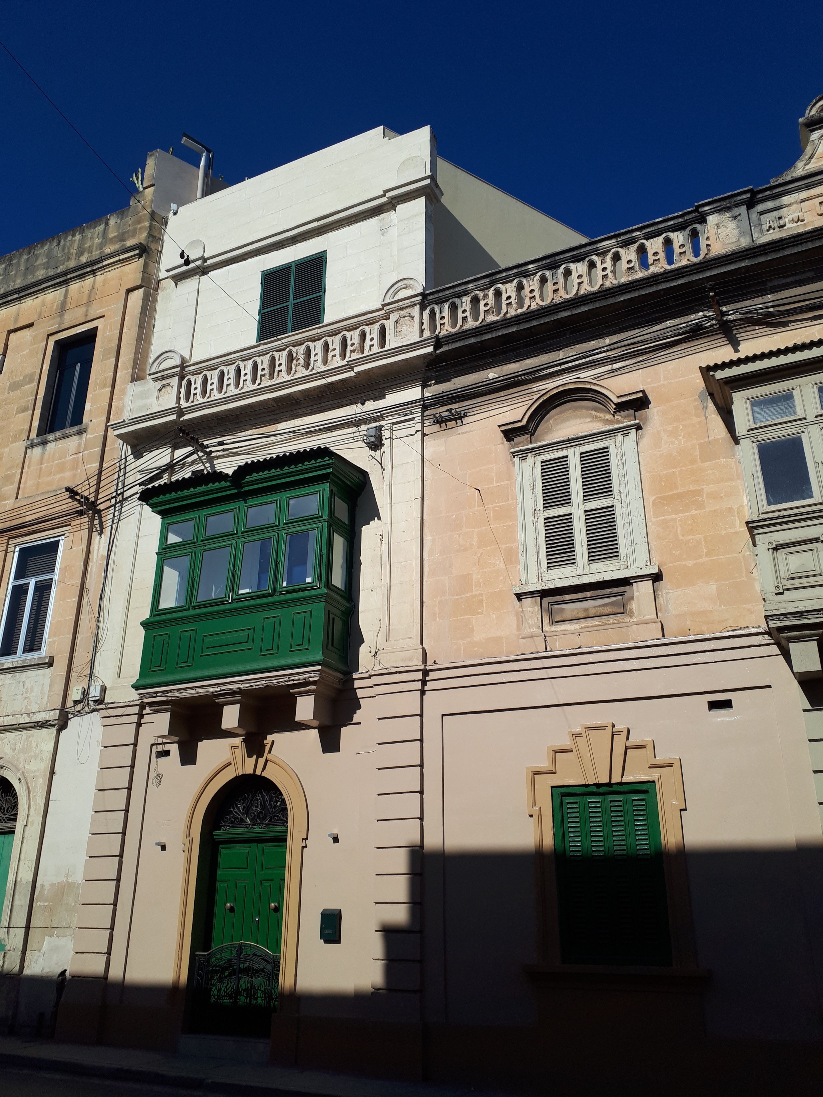 Vista frontal de la propiedad