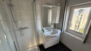 Dreibettzimmer | Badezimmer | Dusche, kostenlose Toilettenartikel, Haartrockner, Hausschuhe