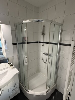 Deluxe Twin Room | Bathroom | Shower, free toiletries, hair dryer, slippers - Hotel Rühen 24-hour check-in, free parking, guest kitchen (Rühen)