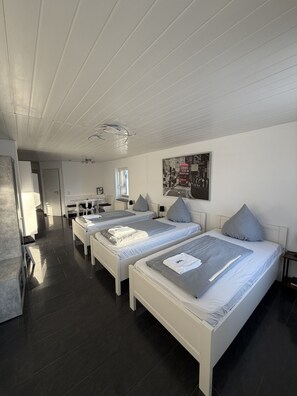 Triple Room | Desk, soundproofing, iron/ironing board, free WiFi - Hotel Rühen 24-hour check-in, free parking, guest kitchen (Rühen)