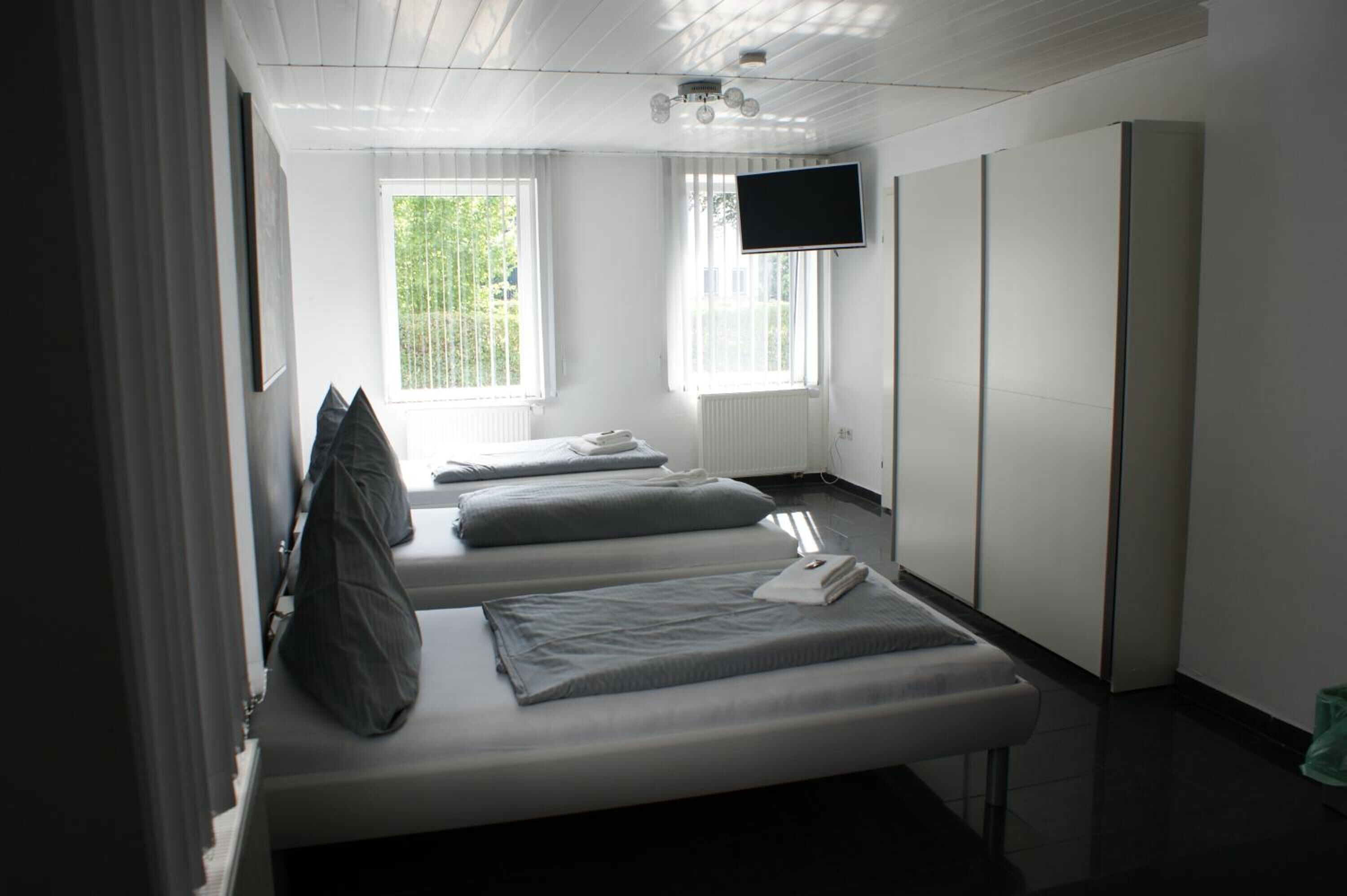 Triple Room | Desk, soundproofing, iron/ironing board, free WiFi