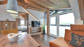 Appartement, uitzicht op bergen (Appartement 7) | Woonruimte | Flatscreentelevisie