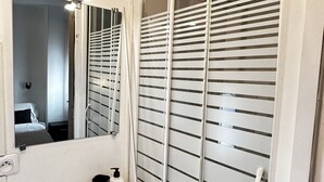 淋浴設備、免費盥洗用品、吹風機、毛巾
