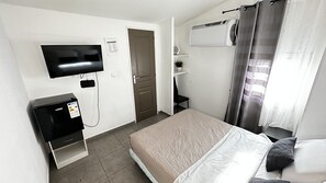 Comfort Double or Twin Room | 10 bedrooms, premium bedding, soundproofing, free WiFi - Hotel Aragats (Toulouse)