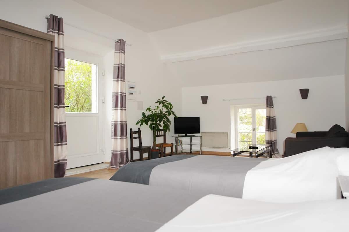 1 bedroom, individually decorated, individually furnished, bed sheets
