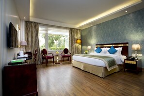 Minibar, caja de seguridad en la habitación y escritorio 