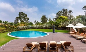 Seasonal outdoor pool - ATRIO by Devam (New Delhi)