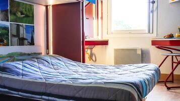 Bureau, chambres insonorisées, draps fournis