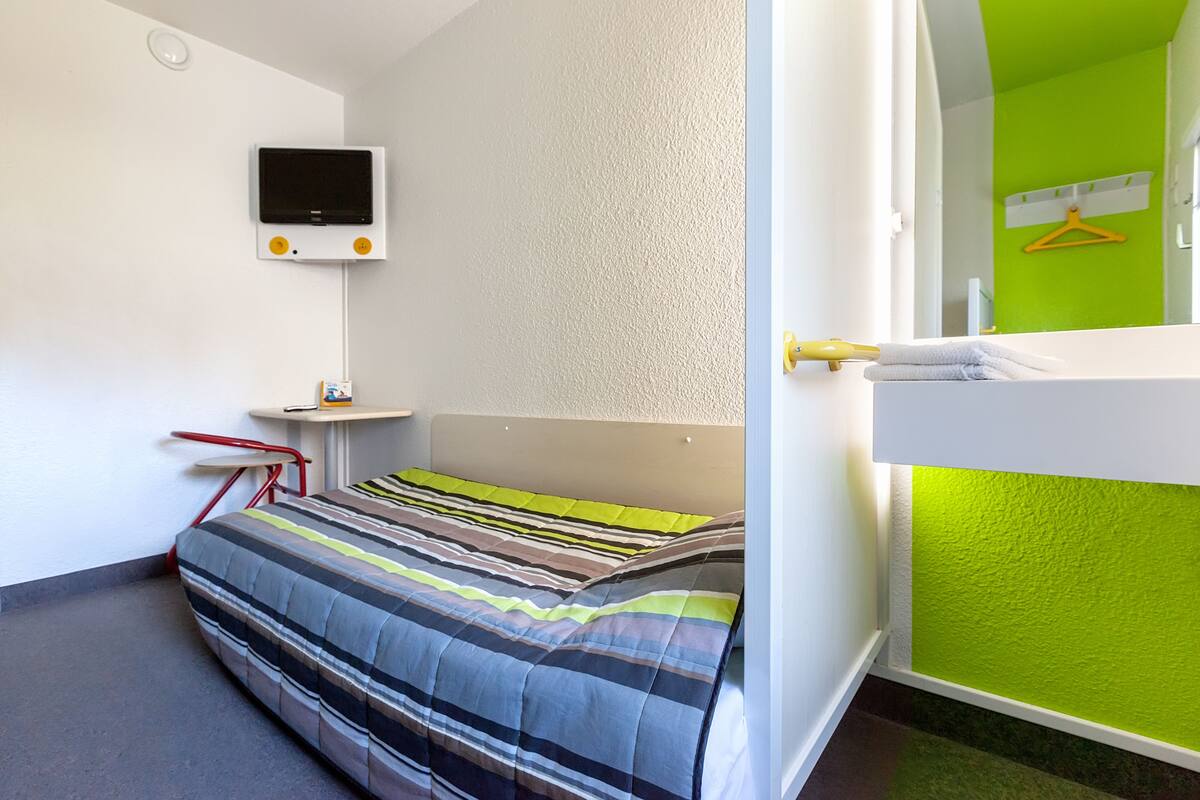 Triple Room, Accessible (PMR) | Desk, soundproofing, bed sheets