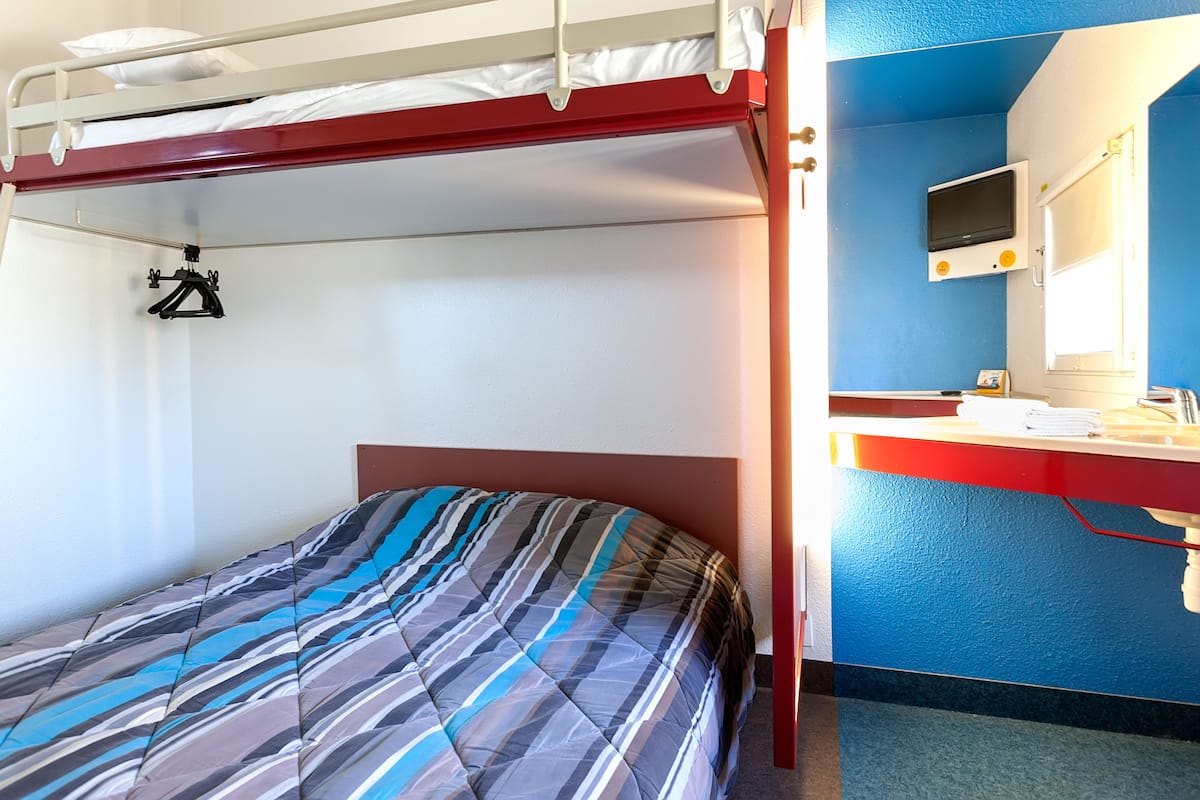 Desk, soundproofing, bed sheets